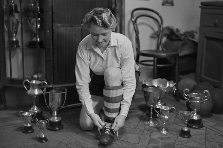 Doris Ashley var ein af leikmönnum Manchester Corinthians-liðsins en þessi mynd er frá því í kringum 1955. Þá var henni og liðsfélögum hennar bannað að spila á leikvöngum á vegum enska knattspyrnusambandsins.