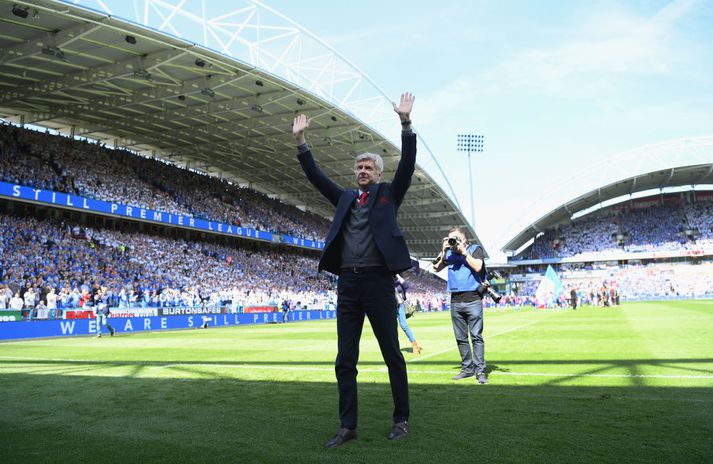 Wenger kveður frá John Smith's vellinum í Huddersfield.