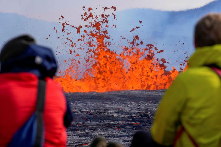 Mikill fjöldi lagði leið sína að gosinu í gær.