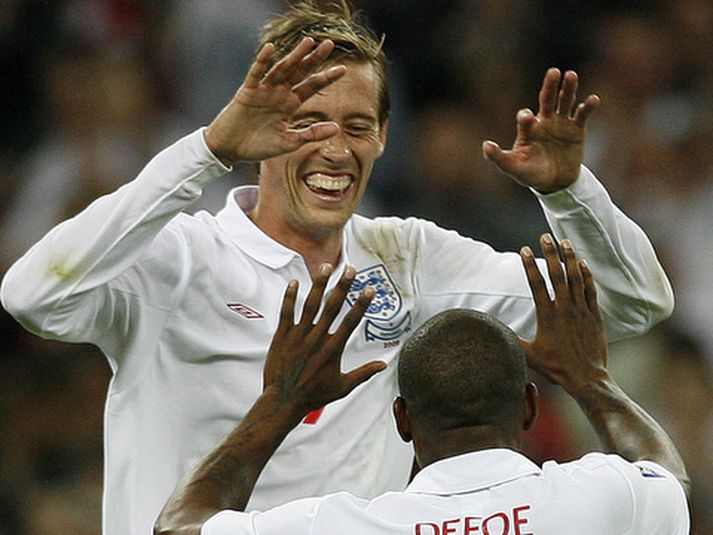 Peter Crouch fagnar marki með enska landsliðinu.