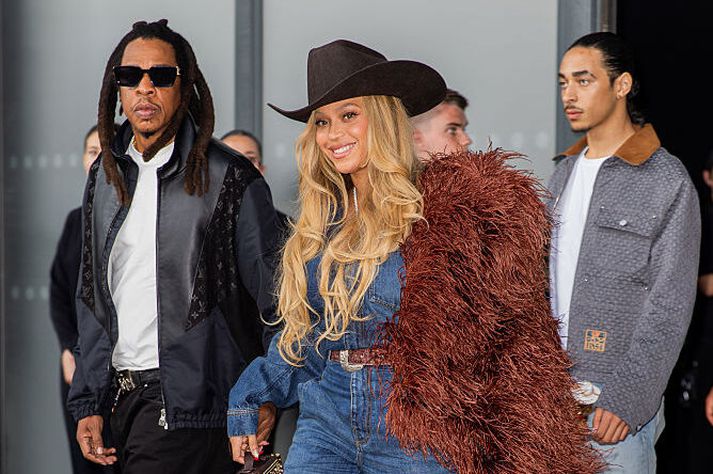 Jay-Z og Beyoncé stálu senunni á tískusýningu Louis Vuitton í París á dögunum.