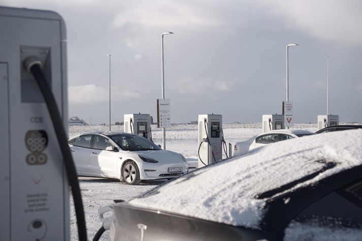 Á meðan fólk á Suðurnesjum var hvatt til að hlaða ekki rafbíla heima hjá sér þegar ekkert heitt vatn barst í hús lækkaði InstaVolt verð á hraðhleðslustöðvum sínum við Marriot hótelið í Reykjanesbæ.