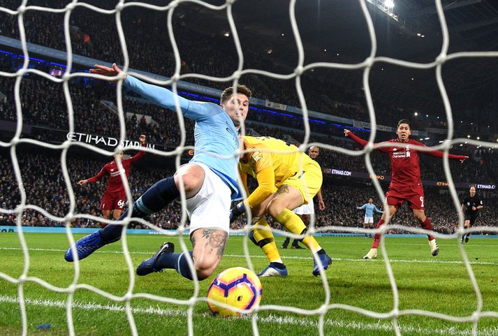 John Stones bjargar á marklínu.