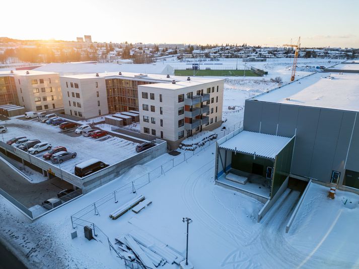 Engar fregnir hafa borist af því að til standi að koma til móts víð íbúa vegna vöruskemmunnar við Álfabakka 2. Og nú eru framkvæmdir hafnar við göngustíga þétt upp við svalir íbúa.