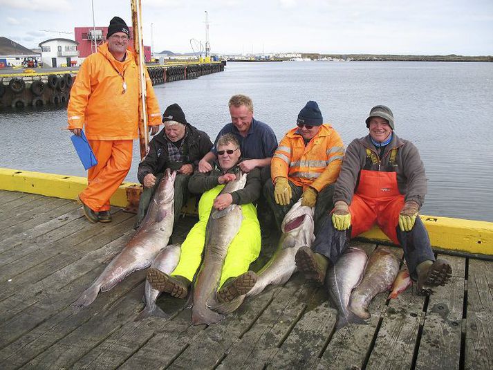 Hér sjást keppendur með metfiskana á kajanum í Grindavík. Mynd/Grindavik.is