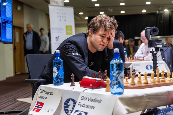 Magnús Carlsen heimsmeistari í skák mætti á Fischer slembiskákmótið í Reykjavík í fyrra þegar þess var minnst að 50 ár voru liðin frá einvígi aldarinnar milli Fischers og Boris Spasky í Laugardalshöll árið 1972.Magnús mætir ekki að þessu sinni og þykir Úkraínumaðurinn Vasyl Ivanchuk sigurstranglegastur á Reykjavíkurskákmótinu.