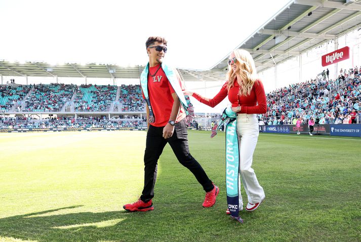 Brittany og Patrick Mahomes, eigendur Kansas City Current, sjást hér á vígsluleiknum á CPKC Stadium.