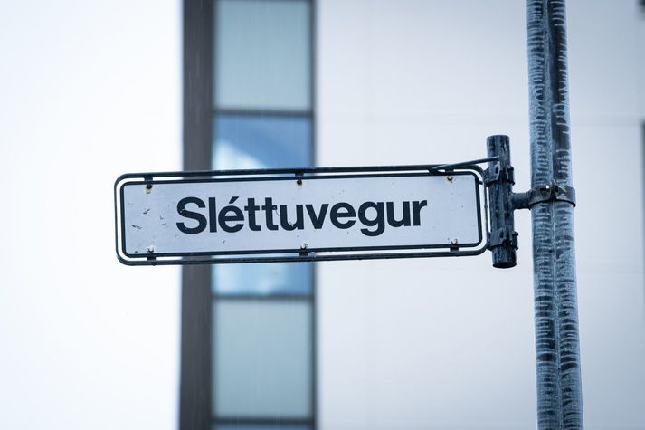 Árásin átti sér stað í og við bíl sem var við Sléttuveg í Reykjavík.