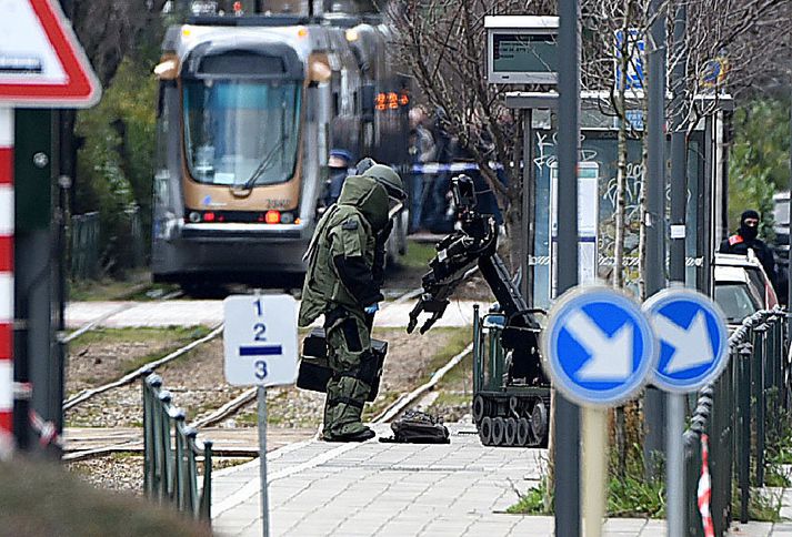 Sprengjueyðingarsveit lögreglunnar í Brussel vinnur að því að eyðileggja sprengibúnað í bakpoka á sporvagnsstöð skammt frá Meiser-torgi.