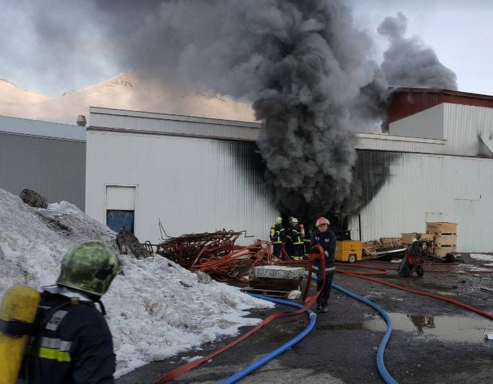 Rétt fyrir klukkan 18 í dag barst lögreglunni á Norðurlandi eystra tilkynning um að eldur væri í bruggverksmiðju á Vetrarbraut á Siglufirði.