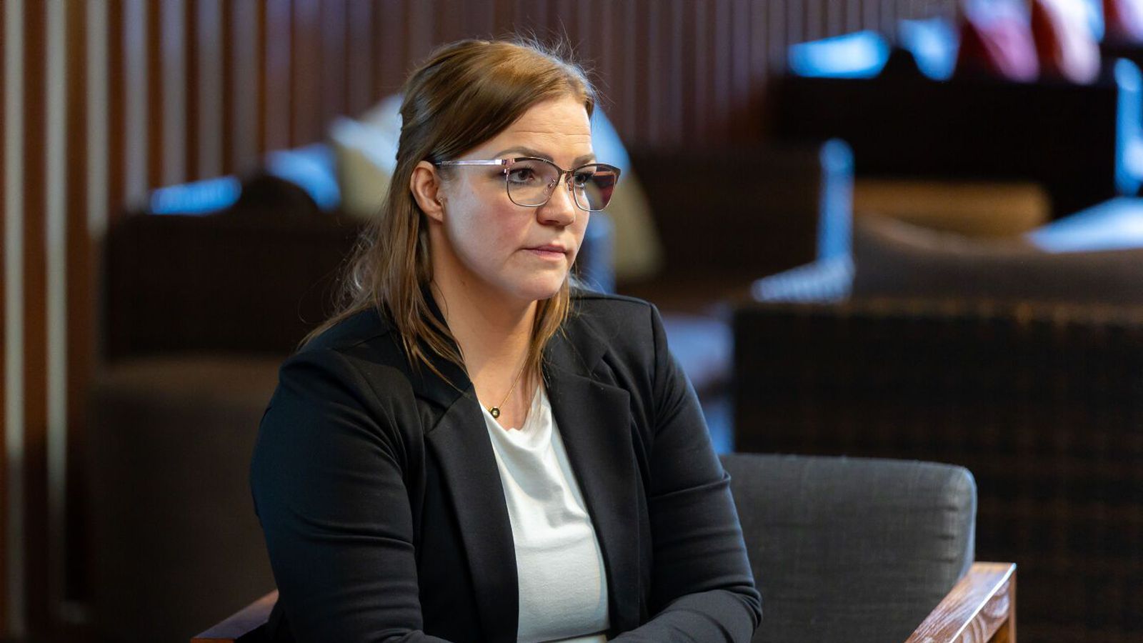 Setið um fjöl­skyldur fé­lags­ráð­gjafa og börn þeirra á­reitt