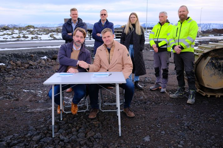Frá undirritun samningsins á Völlunum.
