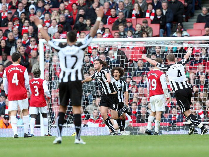 Andy Carroll fagnar sigurmarki sínu á Emirates-vellinum í fyrra.