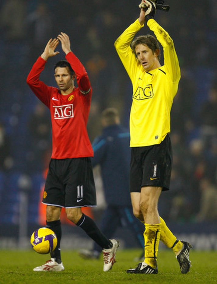 Ryan Giggs og Edwin van der Sar þakka áhorfendum fyrir stuðninginn í gær.