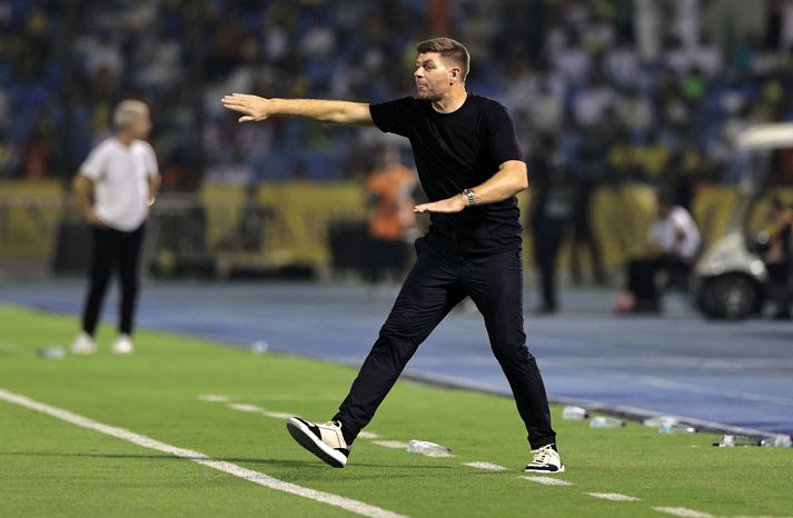 Gerrard á hliðarlínunni.