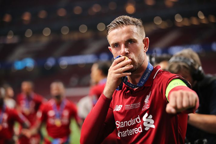 Henderson smellir kossi á gullmedalíuna.