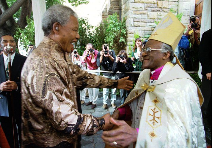 Desmond Tutu fór framarlega í baráttunni fyrir frelsun Nelsons Mandela úr áratuga fangelsi og saman voru þeir virtustu baráttumenn heims fyrir afnámi aðskilnaðarstefnunnar í Suður Afríku.