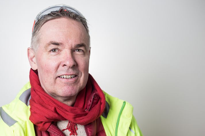 Hjálmar Aðalsteinsson fór flestra sinna ferða á reiðhjóli. Í seinni tíð fór hann reglulega með vinum sínum í hjóla- og tennisferðir á suðlægari slóðir.
