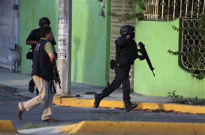 Lögreglumenn á hlaupum um götur Ciudad Juarez.