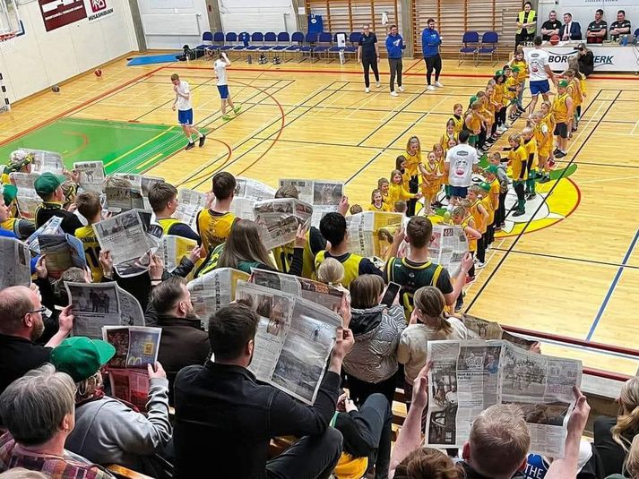 Gjörningur stuðningsmanna Skallagríms á sunnudaginn þegar leikmenn Hamars gengu inn á völlinn.