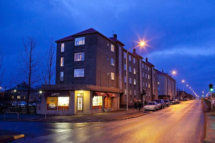 Hinn slasaði var fluttur á slysadeild til aðhlynningar.