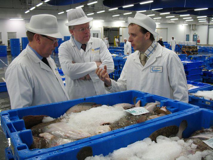 SJÁVARÚTVEGSRÁÐHERRA Á FISKMARKAÐNUM Í HULL Talið frá vinstri: Sverrir Haukur Gunnlaugsson, sendiherra Íslands í Bretlandi, Einar K. Guðfinnsson sjávarútvegsráðherra og Magnús Guðmundsson, framkvæmdastjóri fiskmarkaðarins.
