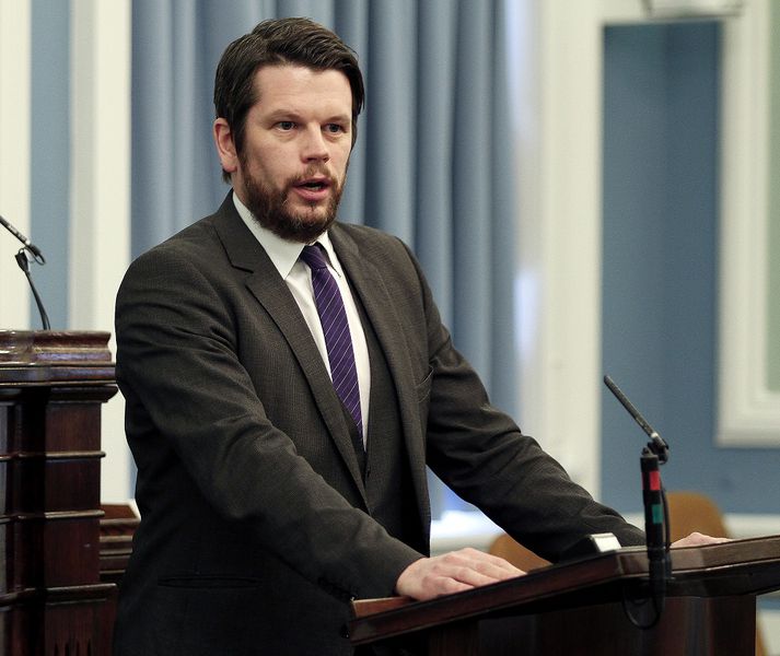 Frumvarpið felur í sér að hlutverk mannanafnanefndar verði flutt til þess ráðherra sem fer með þennan málaflokk og það verði hlutverk hans að skera úr álitamálum sem upp kunna að koma.