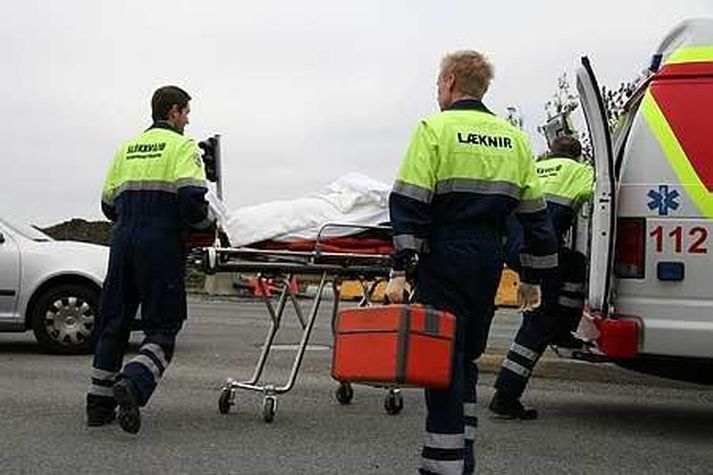Talið er að hjálmur hafi bjargað miklu þegar hjólreiðamaður varð fyrir bíl.