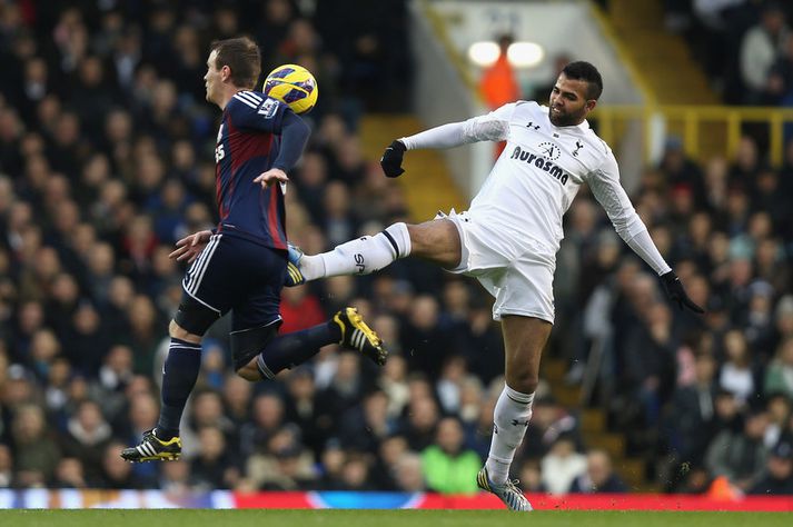 Glenn Whelan hjá Stoke fékk að finna fyrir því hjá Sandro, miðjumanni Tottenham, í leiknum.
