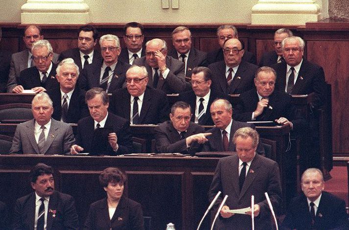 Ráðamenn Sovétríkjanna árið 1988 Mikhaíl Gorbatsjov situr lengst til hægri, fyrir aftan ræðumann, í samræðum við Andrei Gromyko.