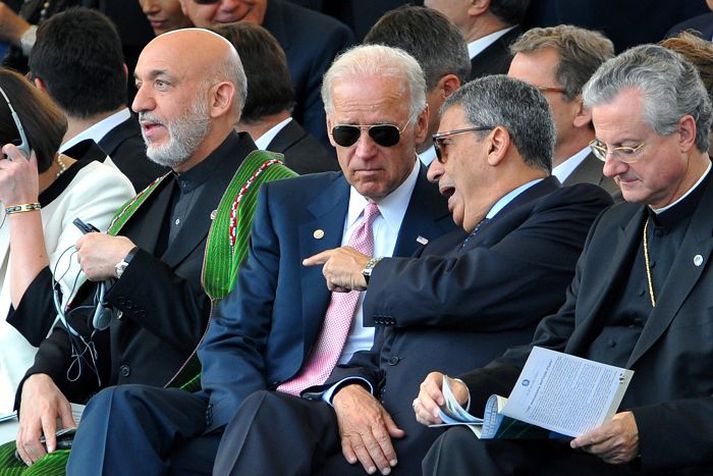 Hamid Karzai, forseti Afganistans, horfir á sýninguna meðan Joe Biden, varaforseti Bandaríkjanna, og Amr Moussa, framkvæmdastjóri Arababandalagsins, eiga í alvörugefnum samræðum. nordicphotos/AFP