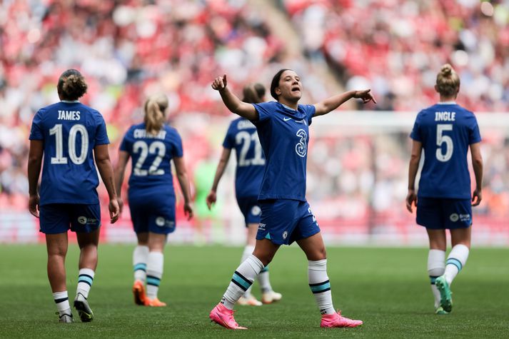 Sam Kerr fagnar marki sínu í dag.