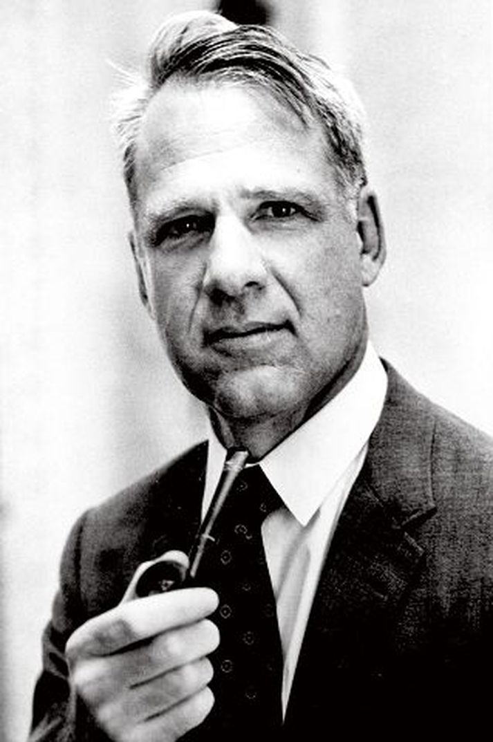 james schlesinger fyrrverandi forstjóri CIA
Hneyksli sem komu upp á áttunda áratugnum leiddu til þess að nýjar reglur voru settar fyrir CIA, FBI og aðrar njósnastofnanir.