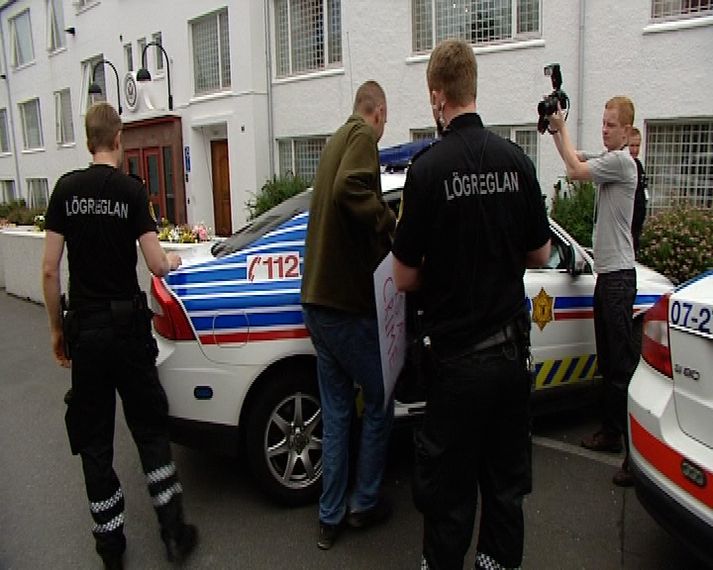 Lárus Páll var handtekinn og er nú á leiðinni aftur upp í sendiráð.