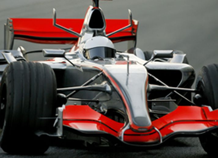 Fernando Alonso sést hér aka nýja McLaren bílnum í fyrsta sinn.