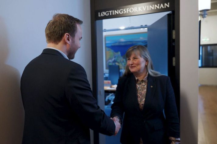 Formaður Lögþingsins, Bjørt Samuelsen, eða Løgtingsforkvinnan, tekur á móti Beini Johannesen, formanni Fólkaflokksins, til að veita honum umboð til stjórnarmyndunar.