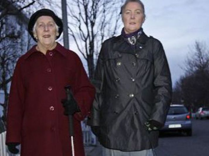 kÆRKOMINN VINUR Guðbjörg Þórarinsdóttir á Laugateigi fékk í gær heimsókn frá Ólöfu Guðbrandsdóttur og hundinum hennar Aroni og saman fóru þau í göngutúr. Guðbjörg verður áttræð eftir helgi og er að jafna sig eftir fótbrot.Fréttablaðið/vilhelm