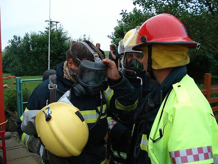 Tveir reykkafarar nýkomnir út úr húsinu.
Mynd: Brunavarnir Árnessýslu