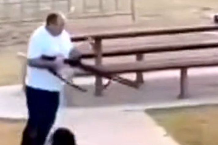 Á myndinni má sjá Ahmed með byssu skotmannsins eftir að hann tæklaði hann til að ná henni af honum. 