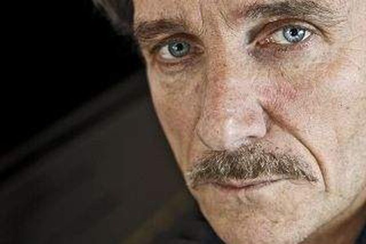Tveir breskir lögfræðingar komu hingað til lands á hans vegum fyrir jól og ræddu við þrjá íslenska tónlistarmenn.