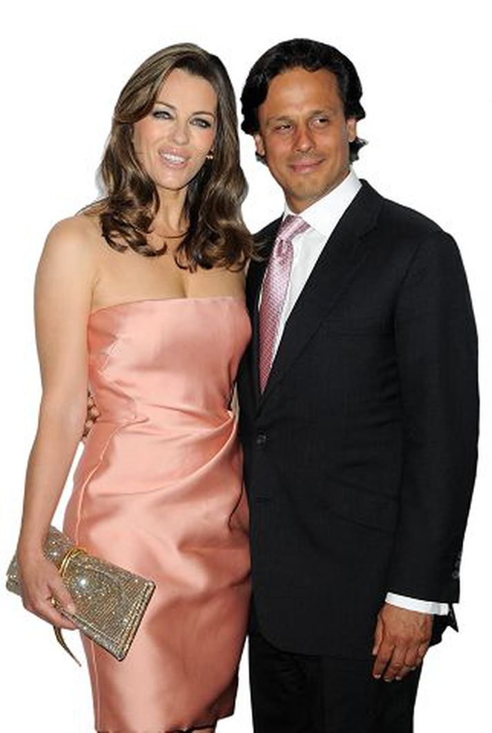 Arun Nayar og Elizabeth Hurley eru skilin. Samkvæmt heimildarmanni vissi Nayar ekki af skilnaðinum fyrr en fjölmiðlar sögðu frá honum.