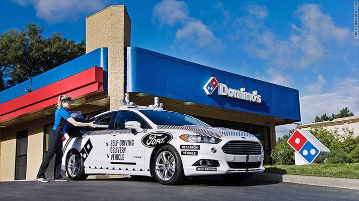 Fyrsti sjálfkeyrandi Domino's-bíllinn er kominn í umferð í Michigan.