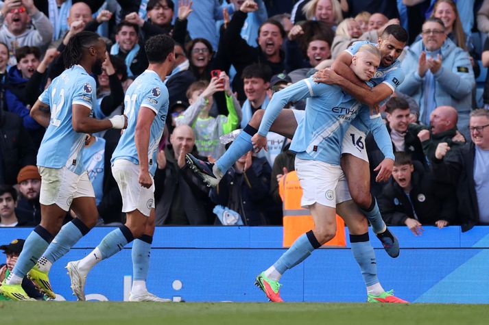Erling Haaland fagnar sigurmarki sínu fyrir Manchester City í leiknum í dag.