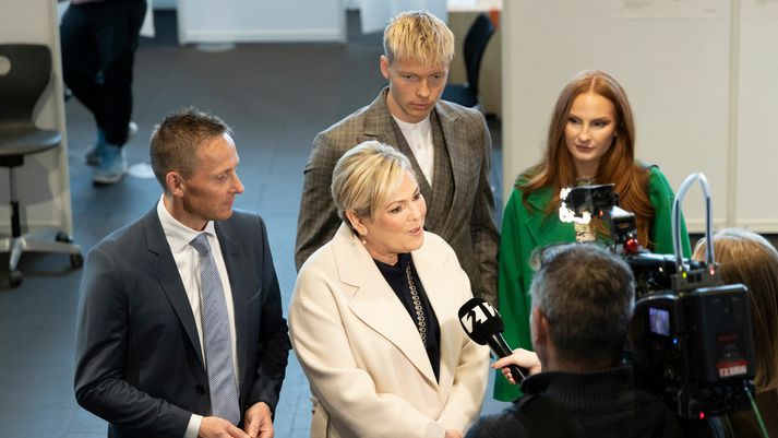 Halla mætti á kjörstað ásamt fjölskyldunni.