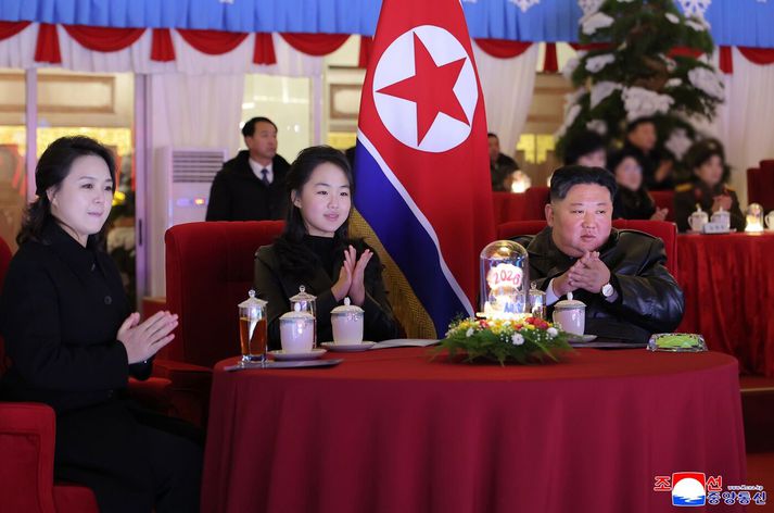 Hér má sjá þau Ri Sol Ju og Kim Jong Un, sitthvoru megin við dóttir þeirra Kim Ju Ae á sýningu í Pyongyang í síðasta mánuði.