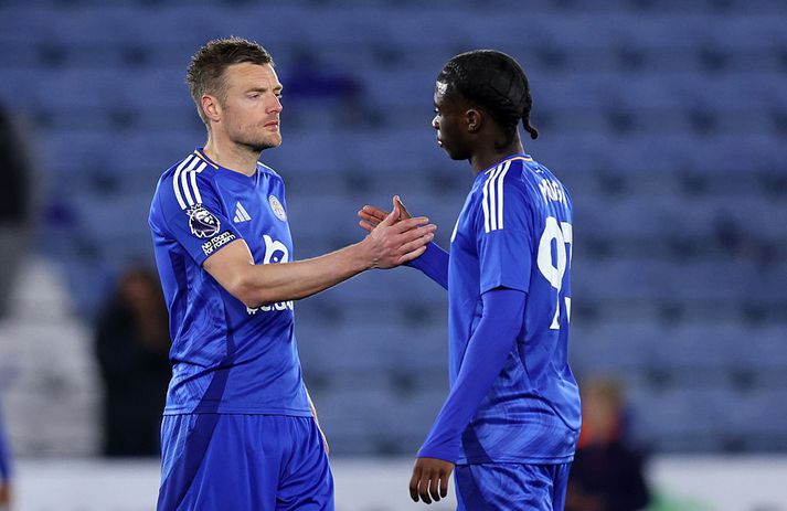 Hinn þrautreyndi Jamie Vardy tekur í spaðann á hinum 15 ára Jeremy Monga eftir tapið í gær. Vardy var að vanda með auglýsingu á sinni treyju en ekki Monga.