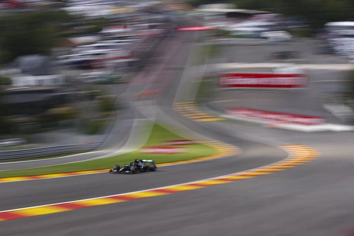 Lewis Hamilton þeysist í gegnum Eau Rouge-beygjuna á Spa-Francorchamps í Belgíu. Forstjóri brautarinnar fannst myrtur í fyrrinótt.