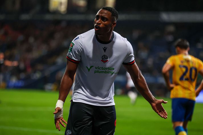 Bolton maðurinn Victor Adeboyejo er stór og mikill maður. Hnerrarnir hans virðast heldur ekki vera neinir miðlungs hnerrar.