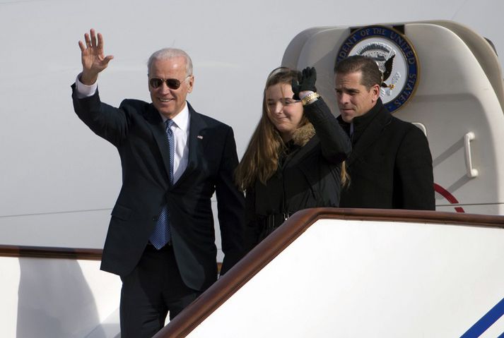 Hunter Biden (til hægri) ásamt föður sínum, Joe Biden, varaforseta Bandaríkjanna, og dóttur sinni Finnegan.