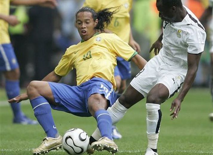 Brasilíumaðurinn Ronaldinho er tæklaður af Gyan Asomah frá Ghana í leik Brasilíu og Ghana í 16 liða úrslitunum á HM.